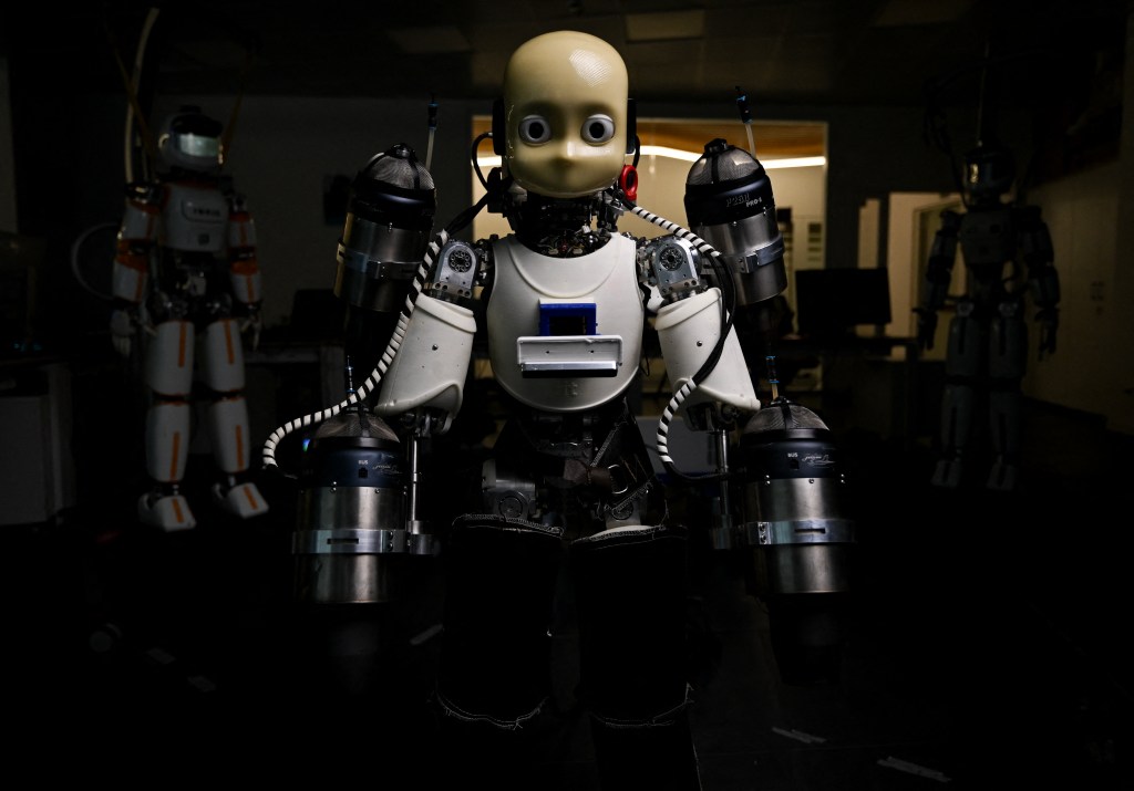 The robot flying with baby face is the first of its kind, and people come from: "What do we do ... k We are doing!"